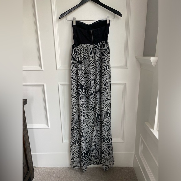 Strapless flowing dress with cut outs - Picture 2 of 5